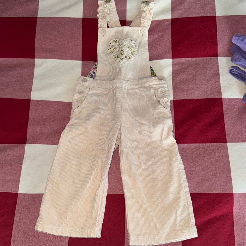 Like new girls mini boden cream corduroy overalls. Size 3/4~perfect condition